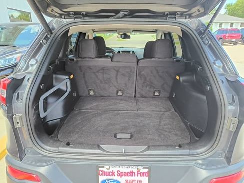 Used 2015 Jeep Cherokee Latitude w/ Comfort/Convenience Group AWD/4WD image 16