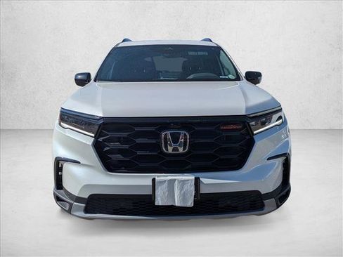 Used 2025 Honda Pilot TrailSport image 2