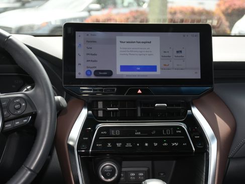 Certified 2023 Toyota Venza XLE image 17