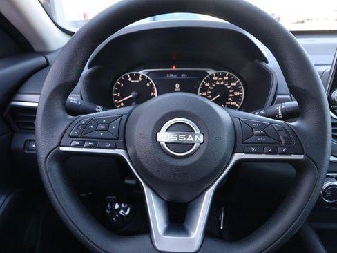 Used 2025 Nissan Altima 2.5 SV image 10