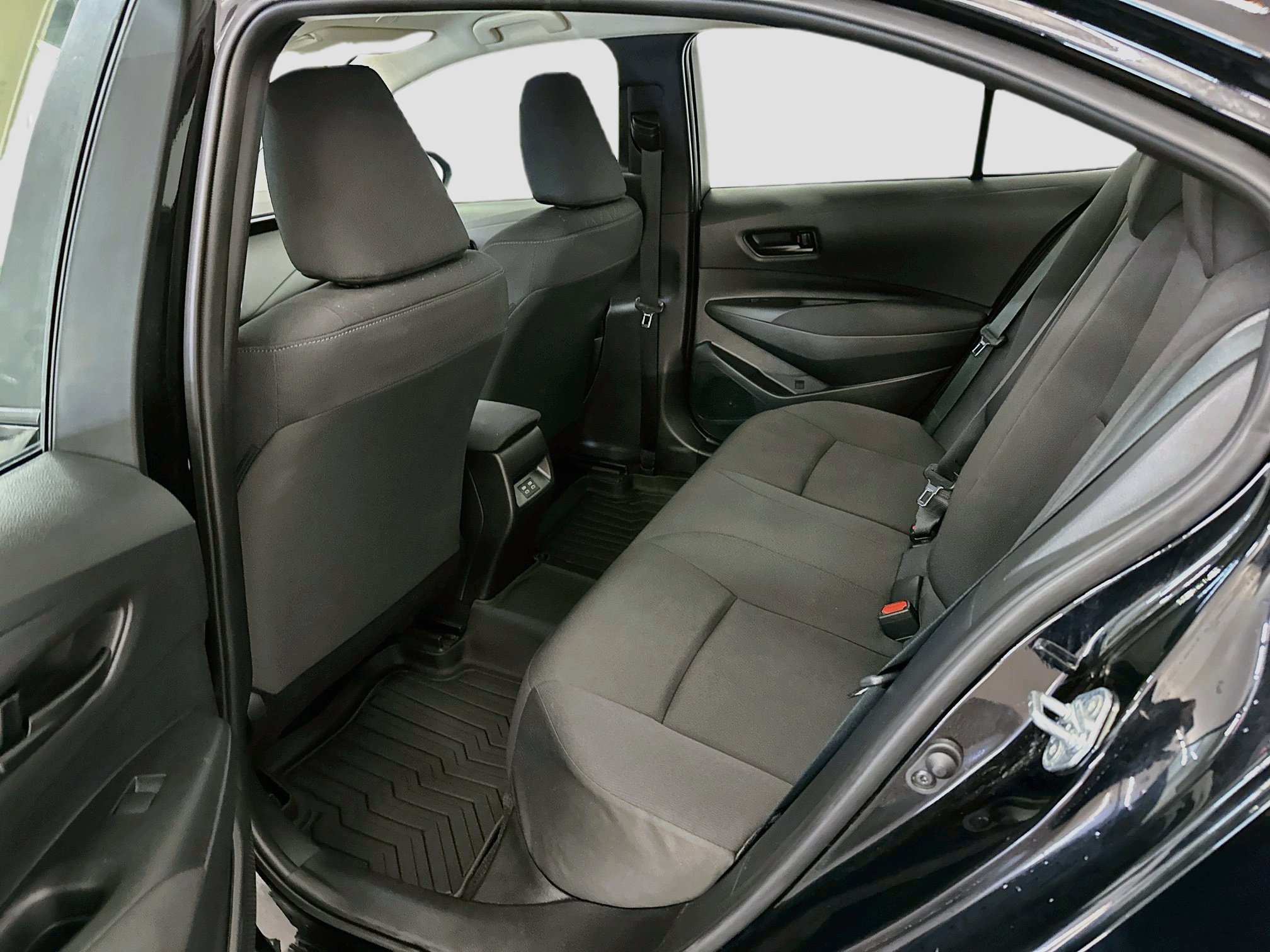 Used 2025 Toyota Corolla LE FWD image 29
