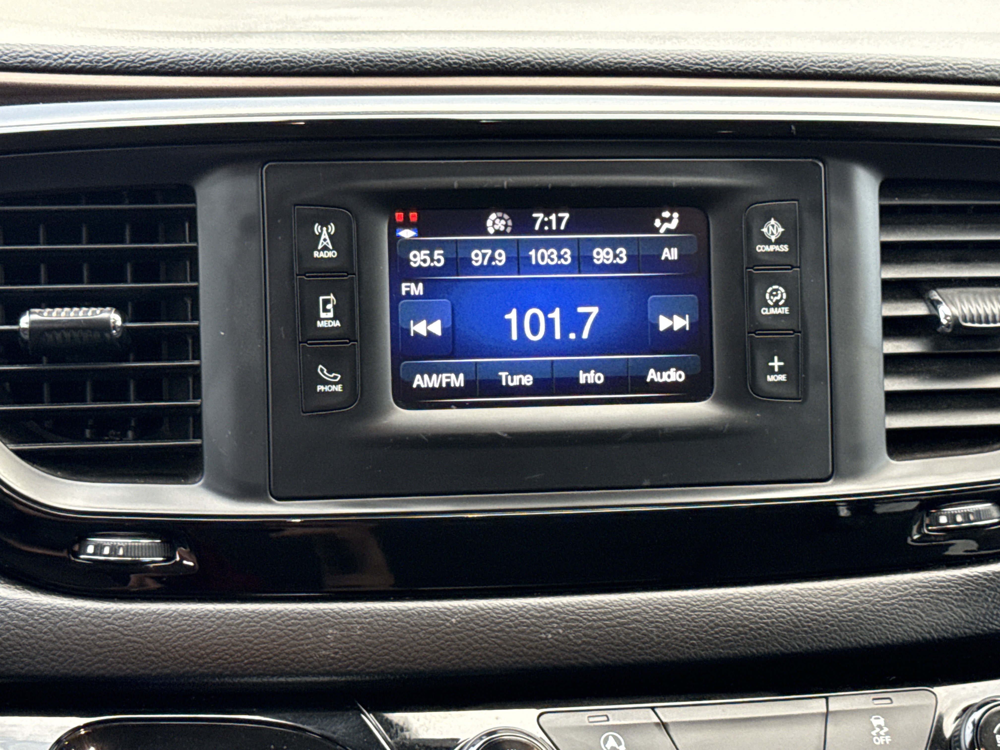 Used 2017 Chrysler Pacifica LX FWD image 36
