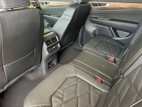 Used 2025 Volkswagen Atlas SE w/ Panoramic Sunroof Package FWD image 12