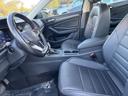 Used 2024 Volkswagen Jetta SE image 2