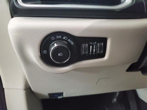 Used 2022 Chrysler Pacifica Touring-L FWD image 18