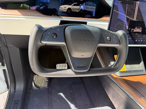 Used 2022 Tesla Model X image 11