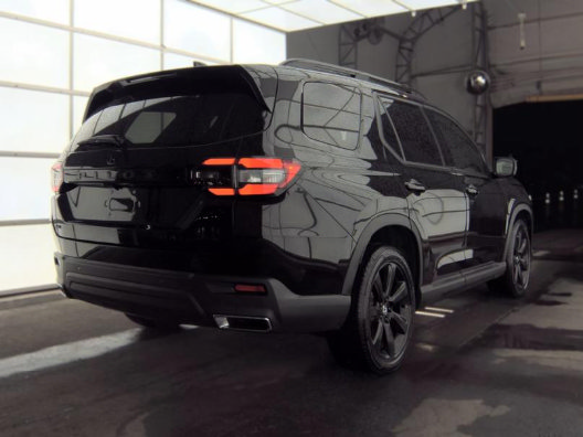 Used 2025 Honda Pilot Black Edition image 2