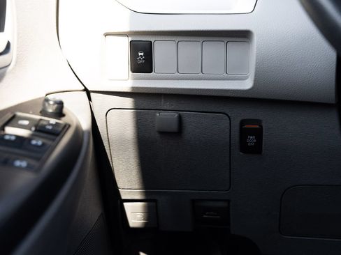 Used 2019 Toyota Sienna LE FWD image 27