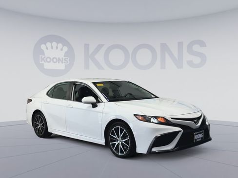 Used 2022 Toyota Camry SE FWD image 2