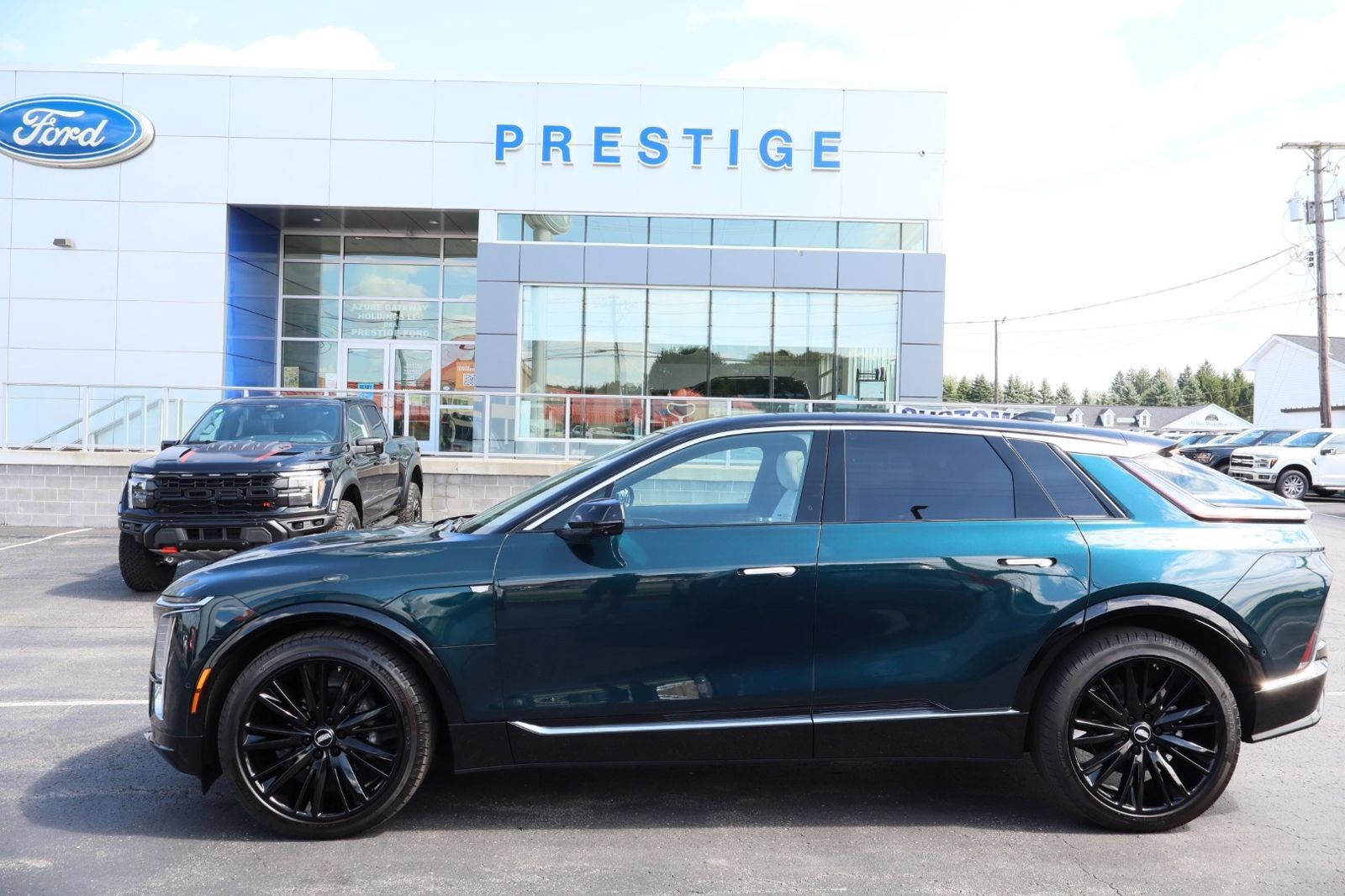Used 2024 Cadillac Lyriq Luxury AWD/4WD image 5