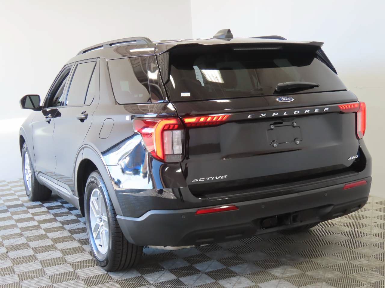 Used 2025 Ford Explorer Active RWD image 3