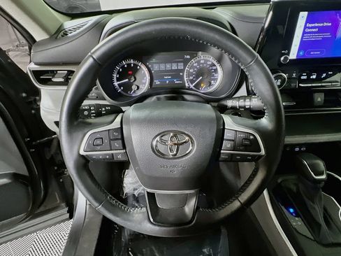 Certified 2023 Toyota Highlander LE FWD image 10