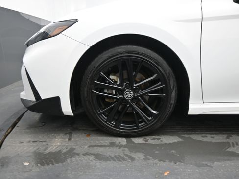 Used 2025 Toyota Camry SE FWD image 9