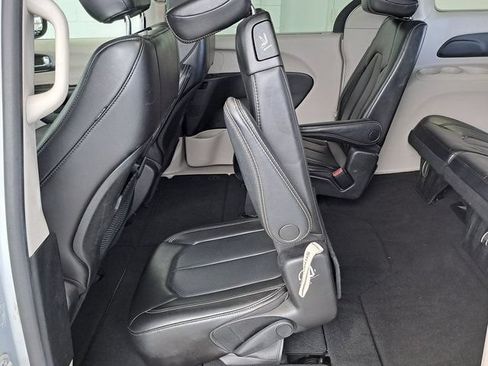 Used 2023 Chrysler Pacifica Touring-L FWD image 30