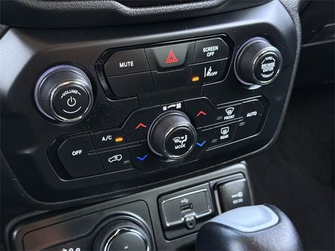 Used 2023 Jeep Renegade Latitude image 18