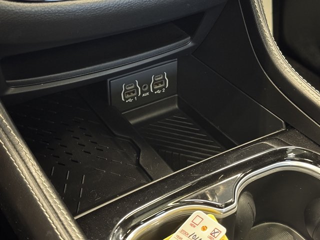 Used 2025 Chrysler Pacifica Limited FWD image 33