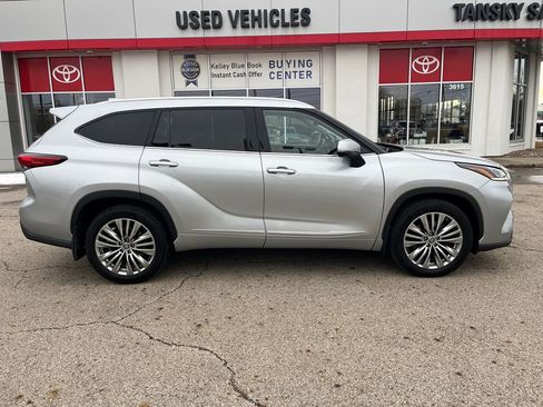 Certified 2022 Toyota Highlander Platinum image 7