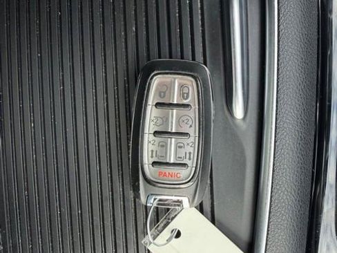 Used 2023 Chrysler Pacifica Limited FWD image 43
