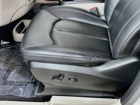 Certified 2024 Chrysler Pacifica Touring-L FWD image 29