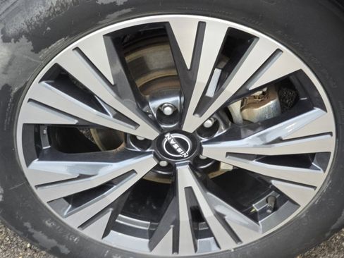 Used 2022 Nissan Rogue SV image 15