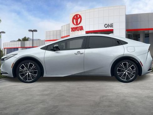 Used 2025 Toyota Prius XLE FWD image 9