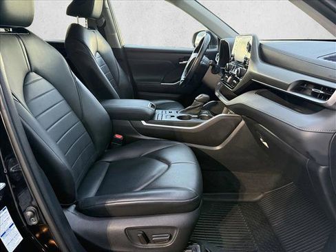Used 2021 Toyota Highlander XLE image 11