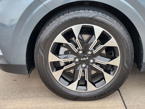 Used 2024 Kia Carnival EX image 9