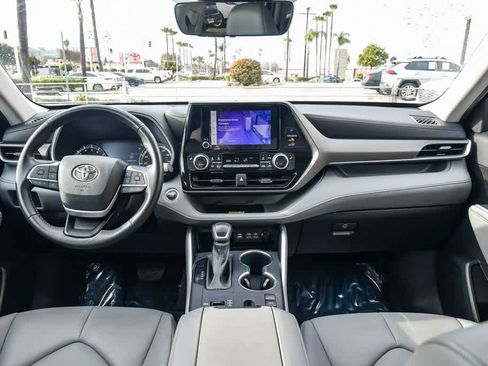 Used 2023 Toyota Highlander XLE image 14
