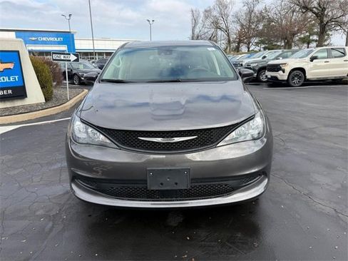 Used 2023 Chrysler Voyager LX image 9