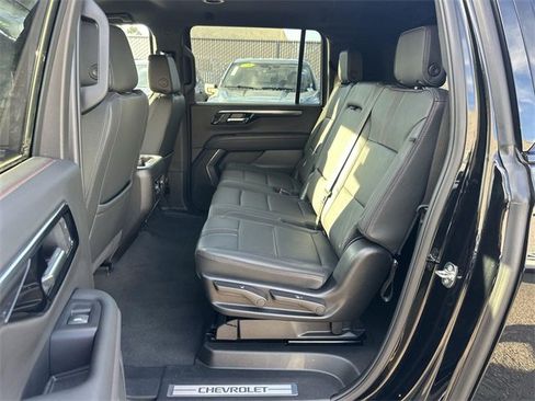 Used 2025 Chevrolet Suburban RST image 24