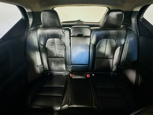 Used 2022 Volvo XC40 T4 Momentum image 13