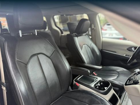 Used 2019 Chrysler Pacifica Limited w/ Tire & Wheel Group FWD image 17