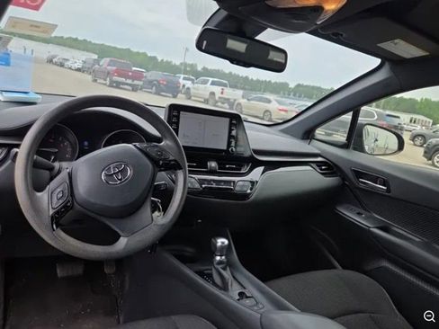 Used 2019 Toyota C-HR LE FWD image 3