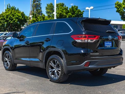 Used 2019 Toyota Highlander LE AWD/4WD image 9