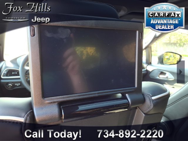 Certified 2025 Chrysler Pacifica Limited w/ Uconnect Theater Family Group FWD image 14