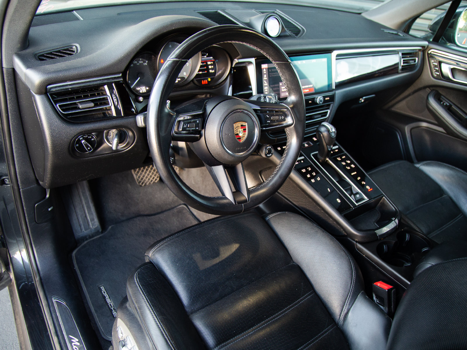 Certified 2024 Porsche Macan S AWD/4WD image 4
