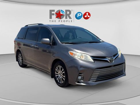 Used 2018 Toyota Sienna XLE w/ XLE Navigation Package FWD image 6