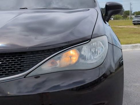 Used 2017 Chrysler Pacifica Touring w/ Tire & Wheel Group FWD image 12