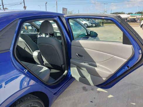 Used 2021 Hyundai Elantra SE image 30