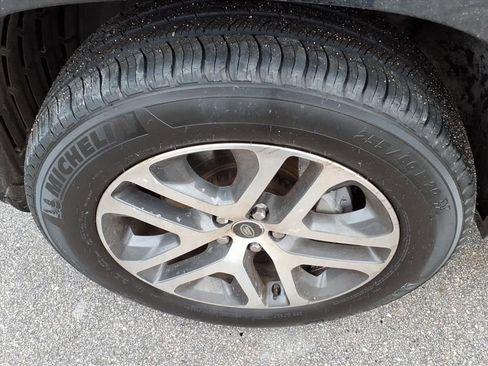 Used 2023 Land Rover Defender 130 SE image 9