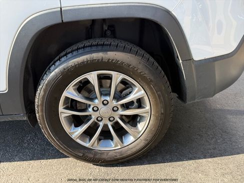 Used 2019 Jeep Cherokee Latitude Plus AWD/4WD image 29