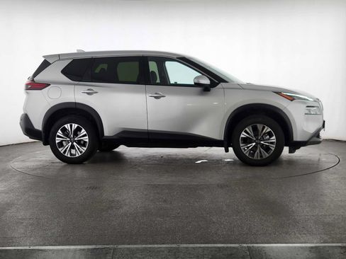 Used 2023 Nissan Rogue SV FWD image 2