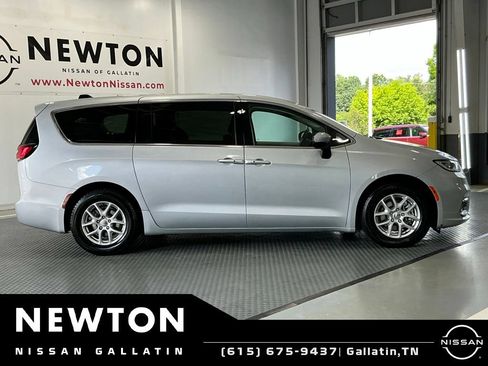 Used 2023 Chrysler Pacifica Touring-L FWD image 4