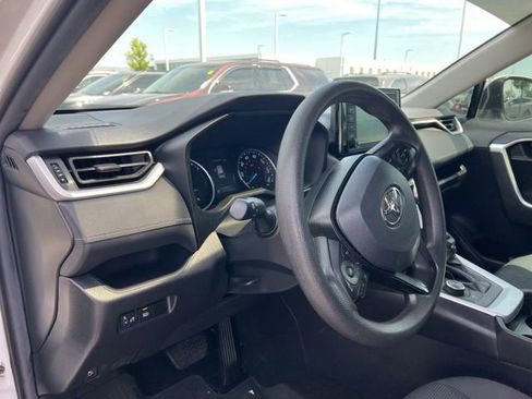 Used 2021 Toyota RAV4 LE AWD/4WD image 9
