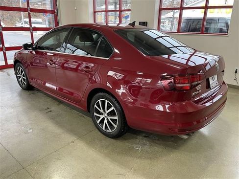 Used 2017 Volkswagen Jetta SE image 5