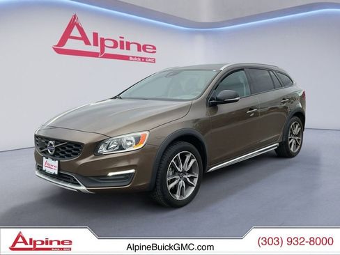 Used 2018 Volvo V60 T5 Cross Country image 1