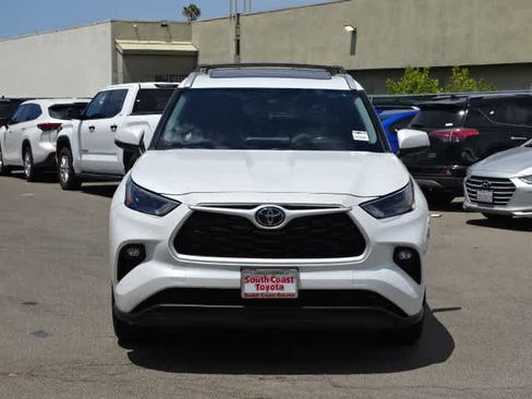Used 2023 Toyota Highlander XLE FWD image 3