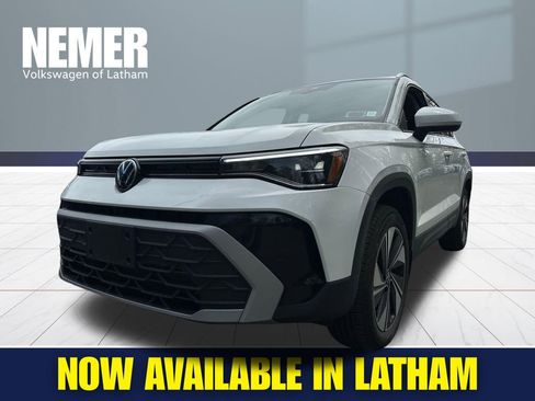 Used 2025 Volkswagen Taos SE w/ Panoramic Sunroof Package AWD/4WD image 1