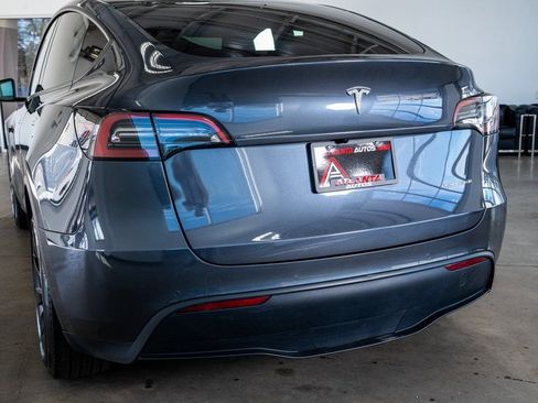 Used 2022 Tesla Model Y Long Range image 22