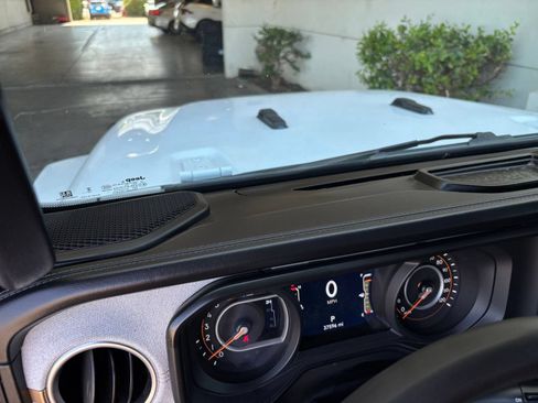 Used 2025 Jeep Wrangler Unlimited Sahara AWD/4WD image 33
